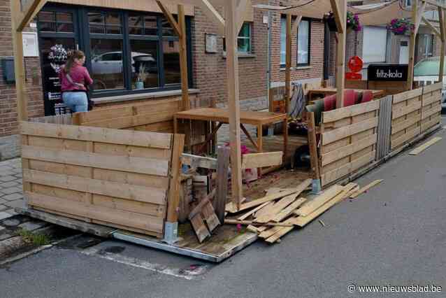 Bestuurder crasht met wagen tijdens nachtelijke politie-achtervolging en vlucht te voet weg, maar man is geïdentificeerd: “Wel veel schade aan terras waar hij op inreed”