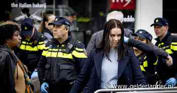 Honderden toeschouwers al op de Dam, politie pakt man op voor opruiing