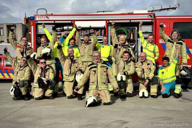 Brandweerman Philip (65) met loeiende sirenes opgehaald door collega’s voor pensioenfeestje: “Ik was compleet verrast”