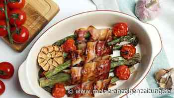 Dieses Blitzrezept wird sich lohnen, also ran an den Spargel im Speckmantel aus dem Ofen