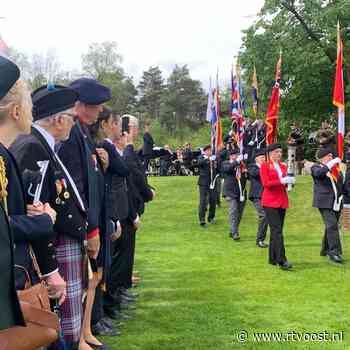 Honderd en één jaar oude veteraan eregast bij de herdenking op Canadese begraafplaats in Holten