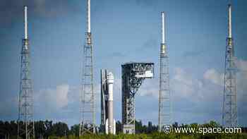 Boeing Starliner rolls out to launch pad for 1st astronaut flight on May 6 (photos)