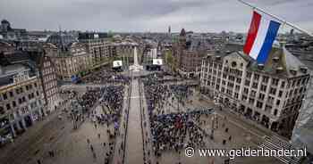 Beladen 2 minuten stilte op rustige Dam, politie arresteert man met spandoek