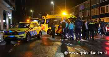 Voetganger op zebrapad geschept door auto, slachtoffer naar het ziekenhuis