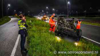 112-nieuws: auto slaat over de kop op N2 • automobilist slingert over A2