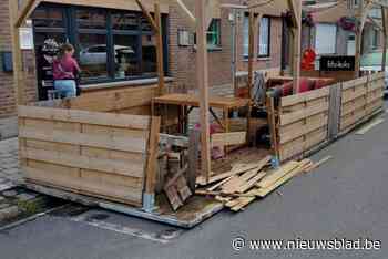 Bestuurder crasht met wagen tijdens nachtelijke achtervolging en vlucht te voet verder: “Veel schade aan terras waar hij op inreed”