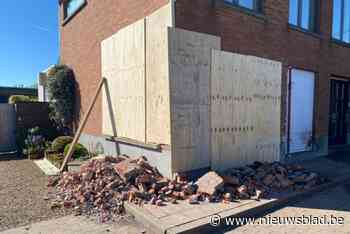 Gevel zwaar beschadigd nadat auto rotonde mist en tegen woning vliegt