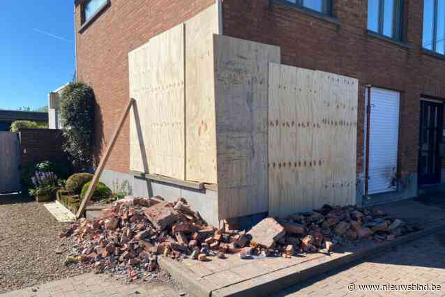 Wagen mist rotonde en knalt in woning Albert en Frieda: “Alles is kapot; vensters, bakstenen, binnenbekleding...”