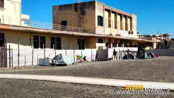 Stagione partita senza i chioschi di Capocotta: ritardi anche nella pulizia delle spiagge di Ostia
