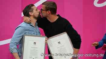 Joko & Klaas feiern „Ring of Courage“ mit Küsschen