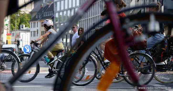 Demonstrierende blockieren bei Fahrraddemo Straße