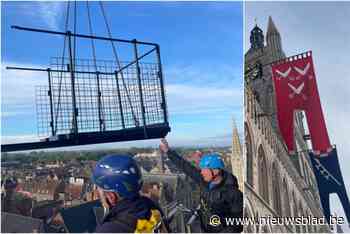 Wout en Pedro hijsen nieuw ‘narrenkotje’ en vlaggen aan Lakenhallen: “Hoogtevrees mogen wij niet hebben”