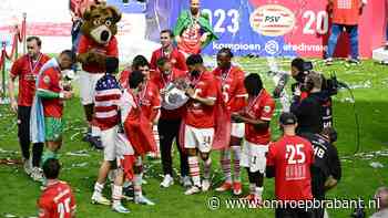 Bosz krijgt bierdouche van spelers, supporters vieren feest in volle stad