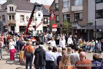 Nieuw marktplein feestelijk geopend: “De gemeente leeft opnieuw”