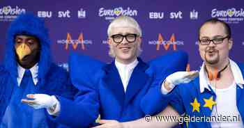 Joost Klein steekt bij opening songfestival gepeste kinderen een hart onder de riem: ‘Je kunt dit aan’