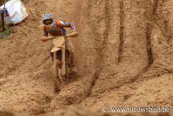 Liam Everts rijdt concurrentie op een hoopje in Portugees modderbad: “Hoe meer slijk, hoe liever”