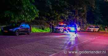 Politieagenten rijden auto klem omdat ze vermoeden dat inzittenden gewapend zijn