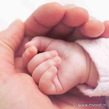 Vrouw bevalt op parkeerplaats Isala van zoontje