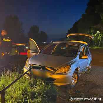 112 Nieuws: Auto raakt van de weg en wordt gespietst door buizen