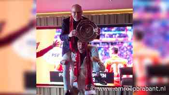 Huldiging PSV: Willy & René plagen Ajax-icoon Sjaak Swart • regen op komst