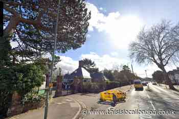 Croydon Road Recreation Beckenham: Group ‘seen with knives’