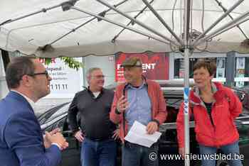 Wim (62) en Ben (65) vragen op maandagmarkt meer aandacht voor zieken en oudere werklozen: “Gebrek aan respect en vaak ook discriminatie”