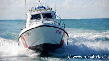 Paura in mare, la barca con nonno e nipote a bordo non riesce a tornare a riva