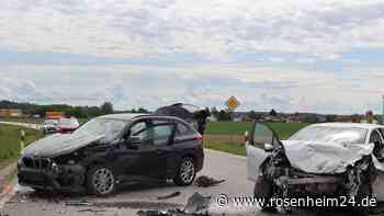 Schwerer Unfall auf der St2107 bei Burgkirchen - Frau (†81) verstirbt noch vor Ort