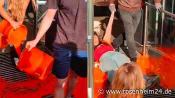 „Klima-Shakira“ und Aktivisten besudeln Supermarkt – und werden dann durch ihre eigene Farbe gezerrt