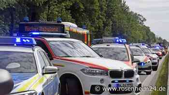 Schulbus aus Kreis Mühldorf auf A94 in Zusammenstoß mit Lastwagen verwickelt - 12 Verletzte