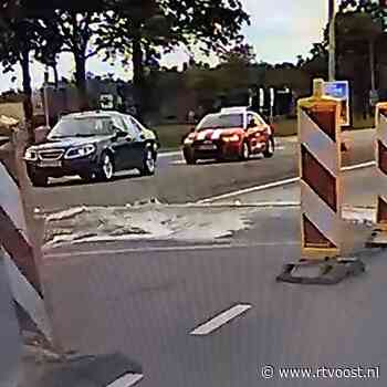 Blow-out onder asfalt in Hengelo door bentoniet dat uit de grond omhoog komt