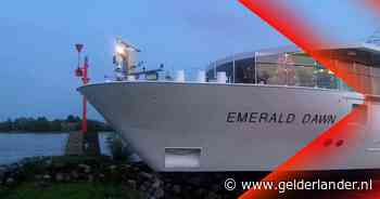 Cruiseschip vaart tegen krib op Waal • Slagbomen zorgen voor onveilige situatie