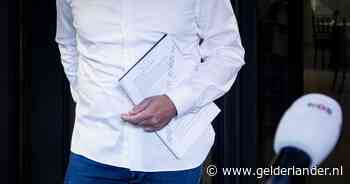 Pagina één van het conceptakkoord ligt op straat,  maar de handtekeningen staan er nog niet onder