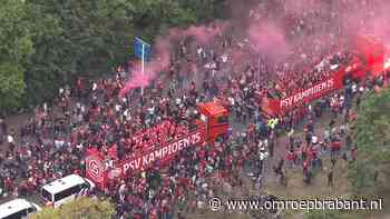 Huldiging PSV: spelers tonen kampioensschaal op het bordes