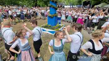 Mit Schwung in den Mai: Zahlreiche Schaulustige an der alten Floßlände