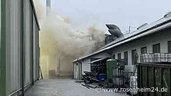 Sägewerk in Schwindegg in Flammen - starke Rauchentwicklung