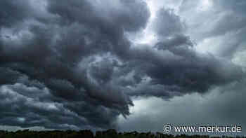 Unwetter in Bayern: Starkregen flutet Bahnhof, Unfälle und Staus auf A94 – am Dienstag Dauerregen