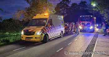 Persoon in scootmobiel belandt in sloot naast de weg, omstanders schieten te hulp