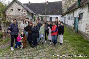 Lege boerderij vormt decor voor groepstentoonstelling met lokale kunstenaars: “Contact met de natuur staat centraal”