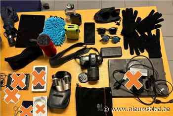 Politie vat twee illegalen die spullen uit auto’s stalen: “Oproep aan eigenaars om zich te melden”