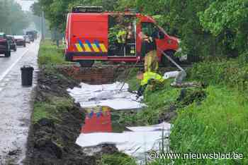 Twee vrachtwagens belanden in berm
