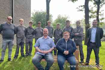 Leerlingen VTI Zandhoven maken chique tuinbanken voor bewoners De Sprong