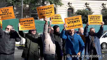 Tassisti contro Uber, le auto bianche in presidio a Roma sotto la sede del ministero del Made in Italy