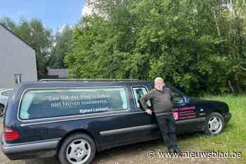 John rijdt rond met lijkwagen om verkiezingscampagne op gang te trekken: “Ik breng Open VLD naar het crematorium”
