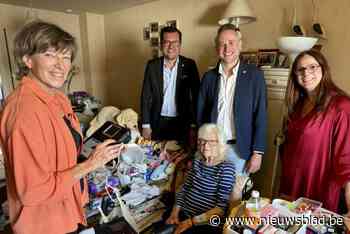 ‘Draagbaar loket’ ook in Brugge voortaan aan huis: “Niet iedereen geraakt in het gemeentehuis”