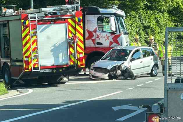 Vrachtwagen en auto botsen aan afrit E314 in Zolder