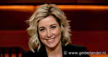 Omroep Max wint met Carrie ten Napel strijd om vooravond: ‘Talkshow vanuit kantine Spakenburg’