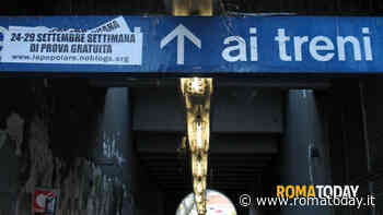 La lite, poi la vendetta e il pestaggio: 17enne picchiato dal branco in metro