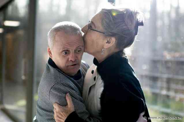 Steven (56), zoon van Wivina Demeester die jongdementie had, onverwacht overleden: “Hij is vredig vertrokken, maar het is te vroeg”