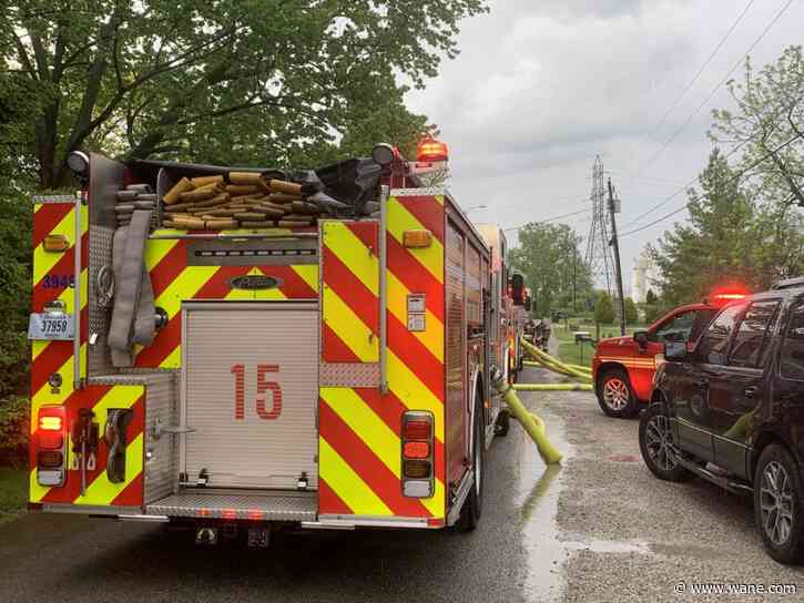 Firefighter suffers minor injury while battling blaze at Fort Wayne house